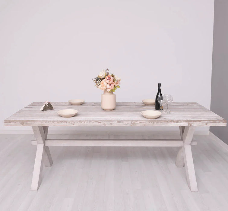 Rustikaler Landhaus Esstisch aus Massivholz - mit gekreuzten Beinen