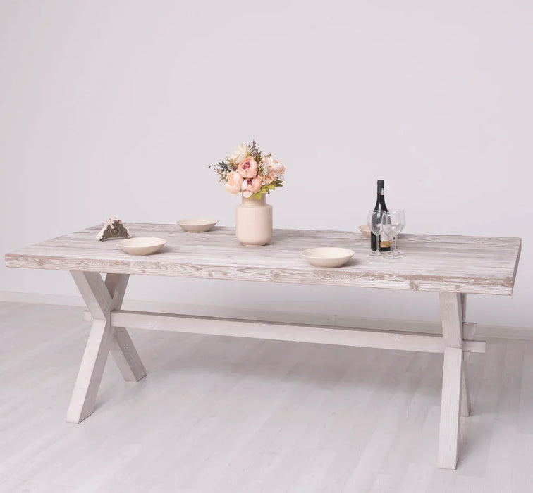 Rustikaler Landhaus Esstisch aus Massivholz - mit gekreuzten Beinen