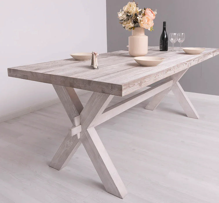 Rustikaler Landhaus Esstisch aus Massivholz - mit gekreuzten Beinen