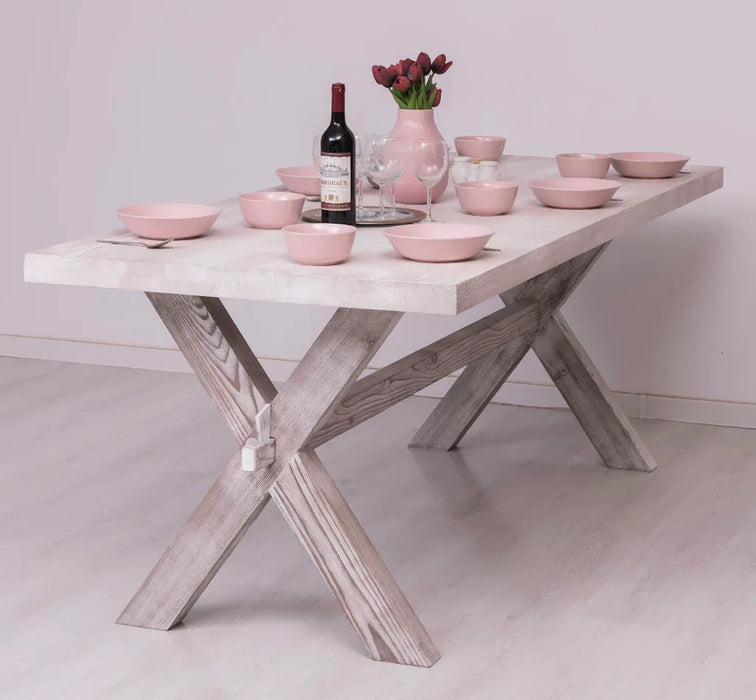 Rustikaler Landhaus Esstisch aus Massivholz - mit gekreuzten Beinen