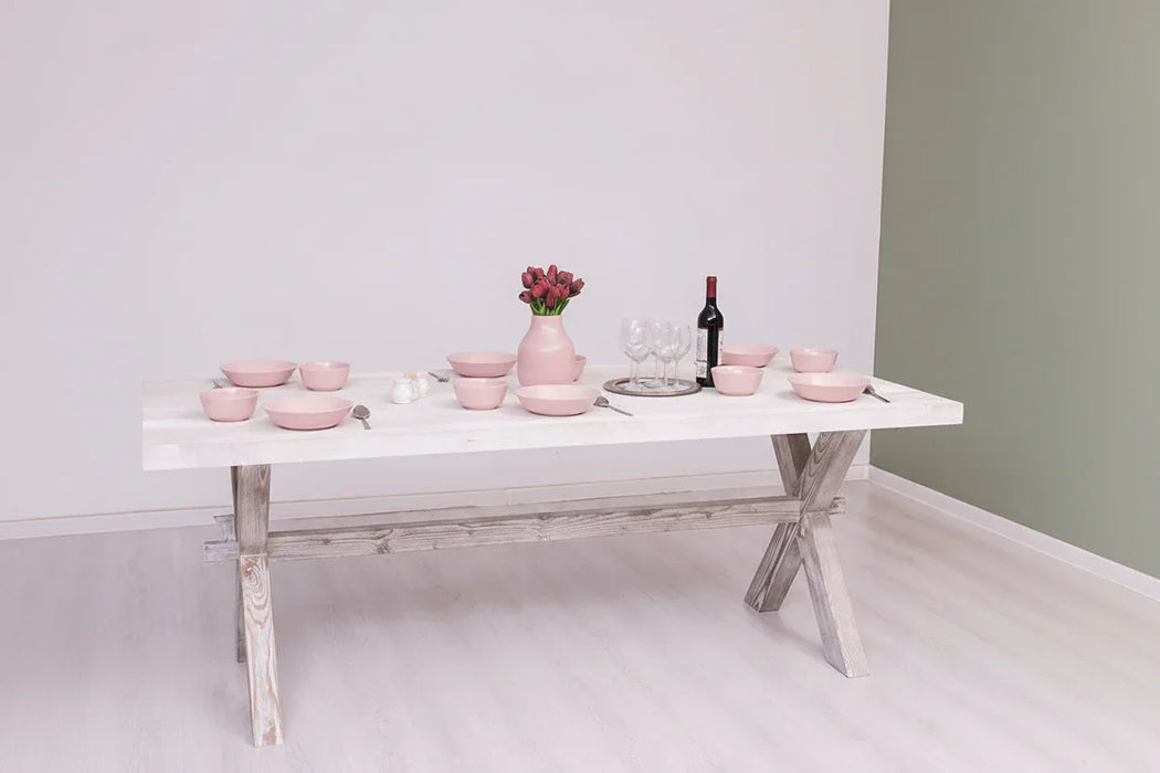 Rustikaler Landhaus Esstisch aus Massivholz - mit gekreuzten Beinen