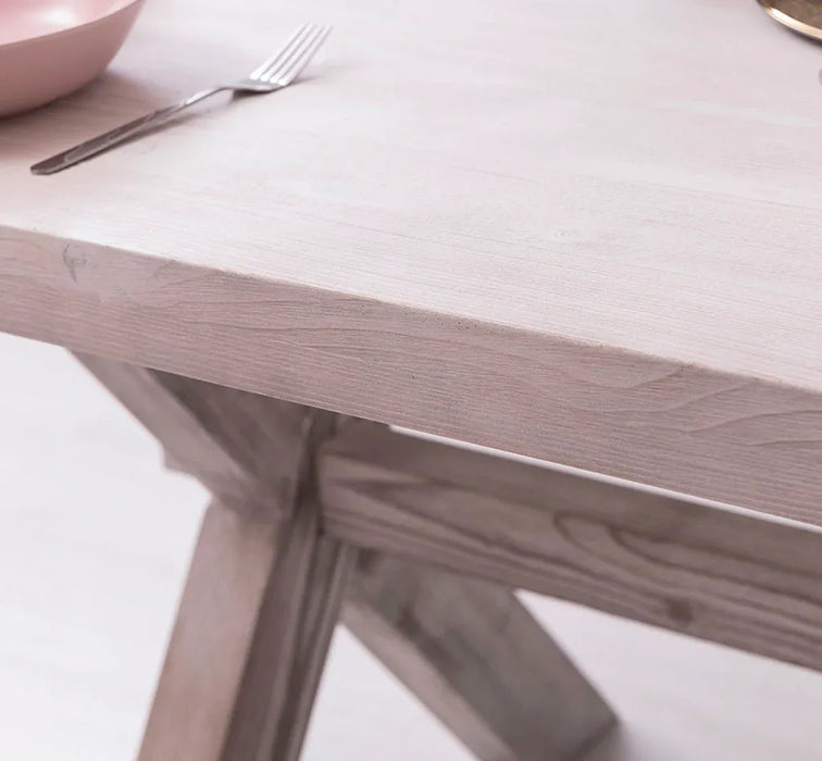 Rustikaler Landhaus Esstisch aus Massivholz - mit gekreuzten Beinen