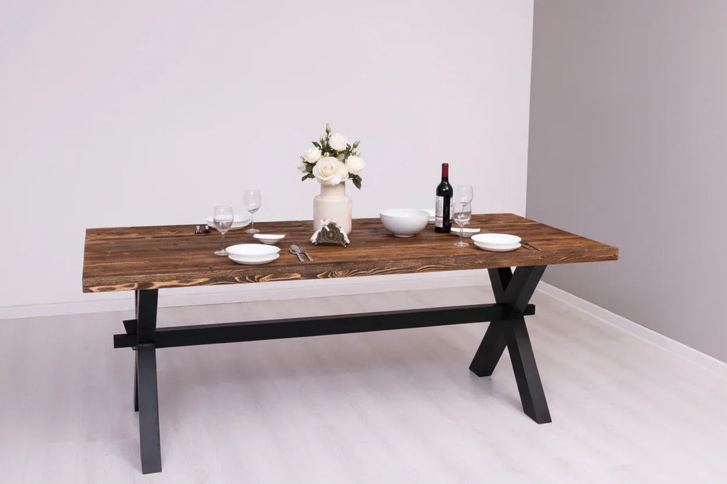 Rustikaler Landhaus Esstisch aus Massivholz - mit gekreuzten Beinen