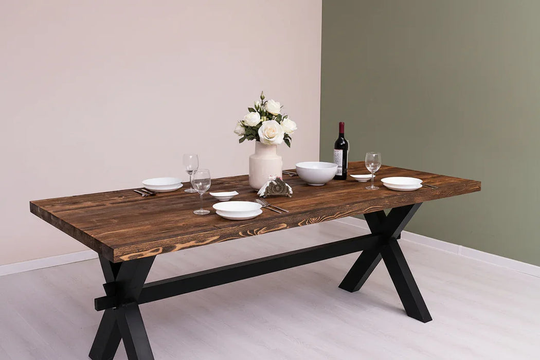 Rustikaler Landhaus Esstisch aus Massivholz - mit gekreuzten Beinen