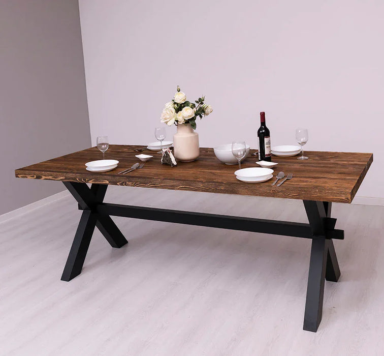 Rustikaler Landhaus Esstisch aus Massivholz - mit gekreuzten Beinen