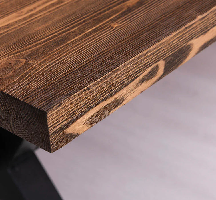 Rustikaler Landhaus Esstisch aus Massivholz - mit gekreuzten Beinen