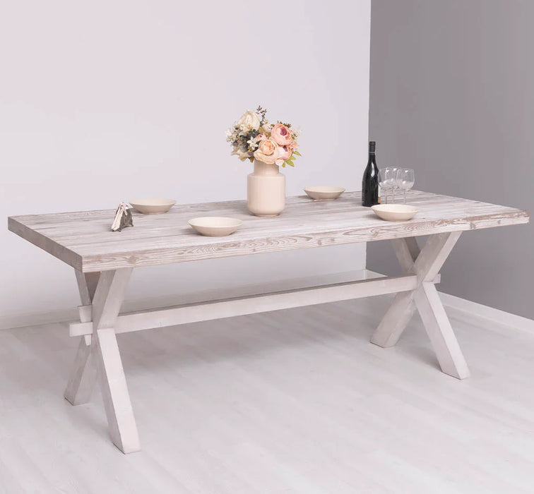 Rustikaler Landhaus Esstisch aus Massivholz - mit gekreuzten Beinen