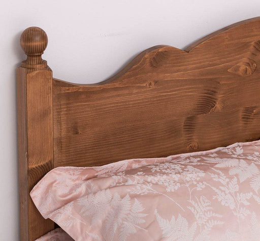 Schlafzimmer Set - Bett aus Massivholz mit geschwungenem Kopf- und Fußteil und zwei Nachttischen - Gewachst