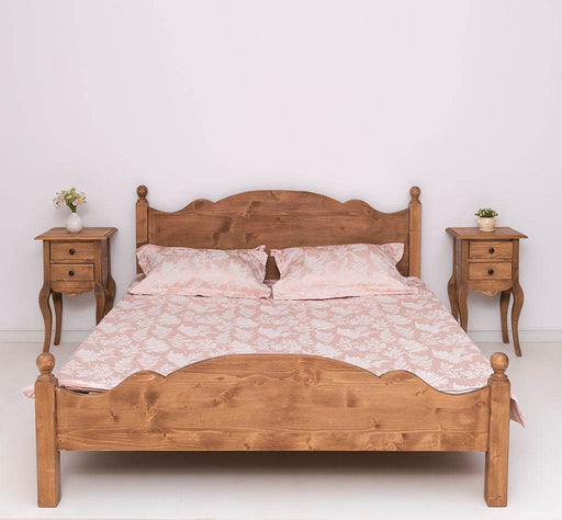 Schlafzimmer Set - Bett aus Massivholz mit geschwungenem Kopf- und Fußteil und zwei Nachttischen - Gewachst