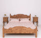 Schlafzimmer Set - Bett aus Massivholz mit geschwungenem Kopf- und Fußteil und zwei Nachttischen - Gewachst / 90 x 200