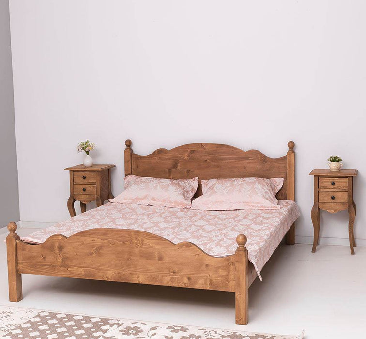 Schlafzimmer Set - Bett aus Massivholz mit geschwungenem Kopf- und Fußteil und zwei Nachttischen - Gewachst / 90 x 200