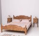 Schlafzimmer Set - Bett aus Massivholz mit geschwungenem Kopf- und Fußteil und zwei Nachttischen - Gewachst / 90 x 200