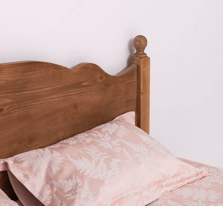 Schlafzimmer Set - Bett aus Massivholz mit geschwungenem Kopf- und Fußteil und zwei Nachttischen - Gewachst / 90 x 200