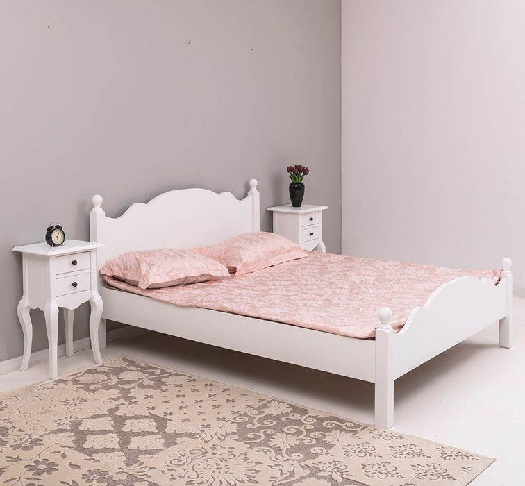 Schlafzimmer Set - Bett aus Massivholz mit geschwungenem Kopf- und Fußteil und zwei Nachttischen - Gewachst / 90 x 200