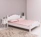 Schlafzimmer Set - Bett aus Massivholz mit geschwungenem Kopf- und Fußteil und zwei Nachttischen - Gewachst / 90 x 200