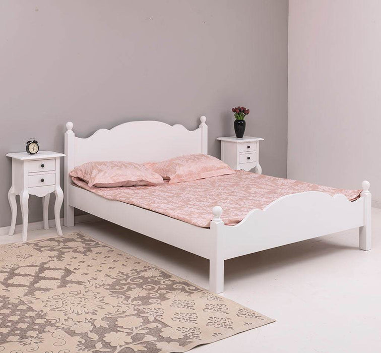 Schlafzimmer Set - Bett aus Massivholz mit geschwungenem Kopf- und Fußteil und zwei Nachttischen - Gewachst / 90 x 200