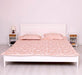 Schlafzimmer-Set bestehend aus Massivholzbett 180 und zwei Nachttischen - 