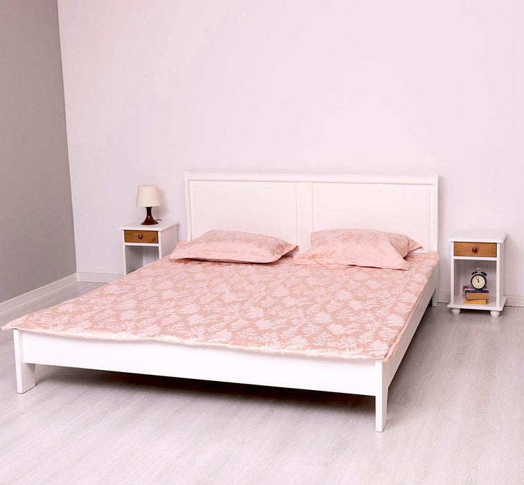 Schlafzimmer-Set bestehend aus Massivholzbett 180 und zwei Nachttischen - 