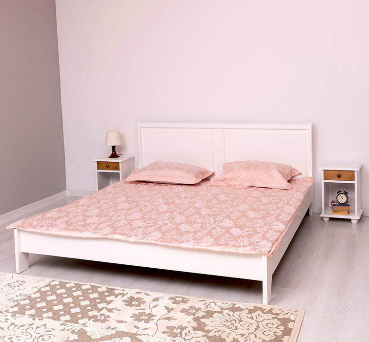 Schlafzimmer-Set bestehend aus Massivholzbett 180 und zwei Nachttischen - 