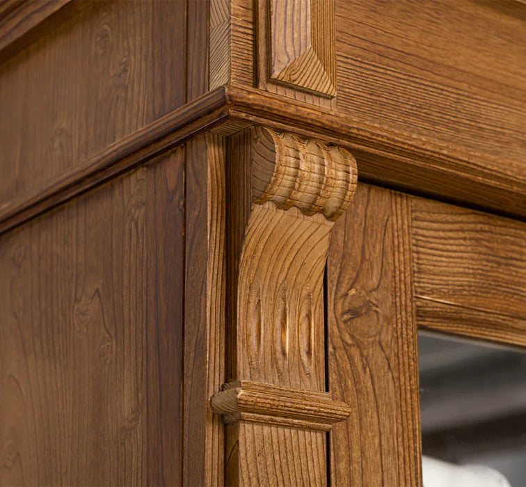 Schmale Vintage Vitrine aus Massivholz mit 3 Schubladen und Ornamenten