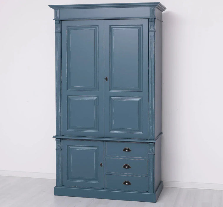 Schmaler Kleiderschrank aus Massivholz mit drei Schubladen