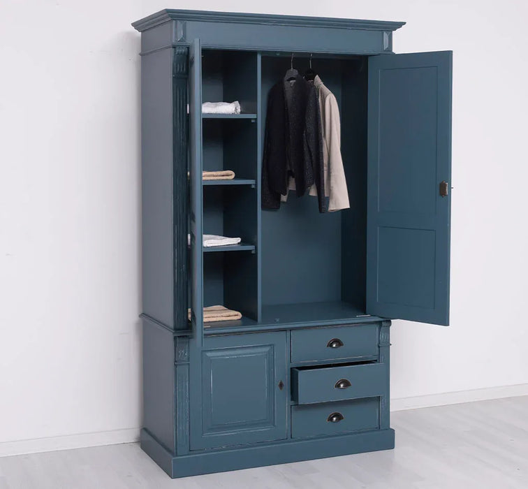 Schmaler Kleiderschrank aus Massivholz mit drei Schubladen