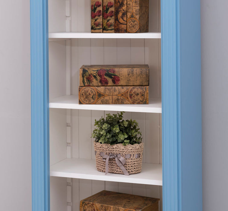 Schmales Landhausregal mit verstellbaren Regalböden