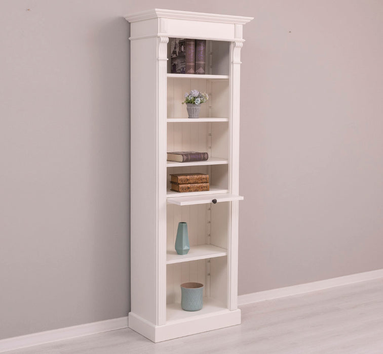 Schmales Landhausregal mit verstellbaren Regalböden