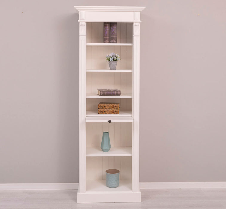 Schmales Landhausregal mit verstellbaren Regalböden