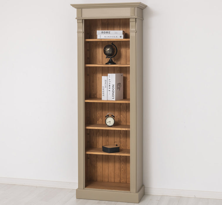 Schmales Landhausregal mit verstellbaren Regalböden