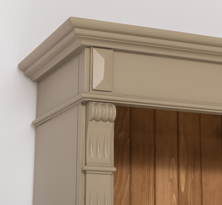 Schmales Landhausregal mit verstellbaren Regalböden