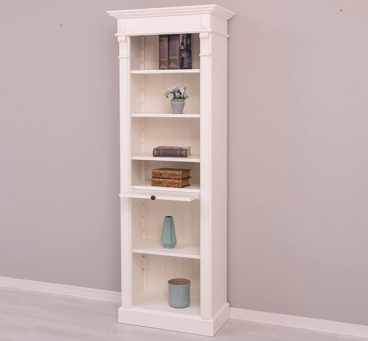 Schmales Landhausregal mit verstellbaren Regalböden