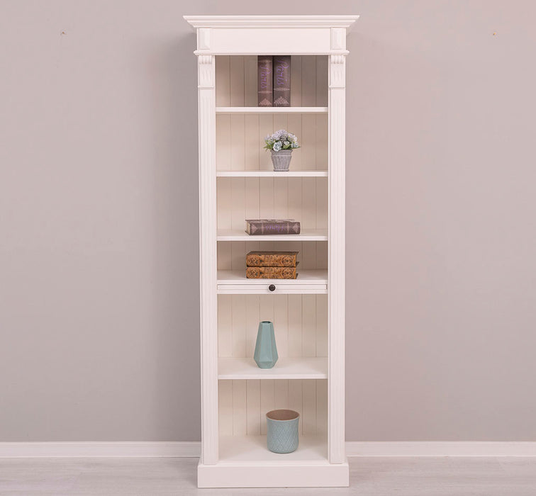 Schmales Landhausregal mit verstellbaren Regalböden