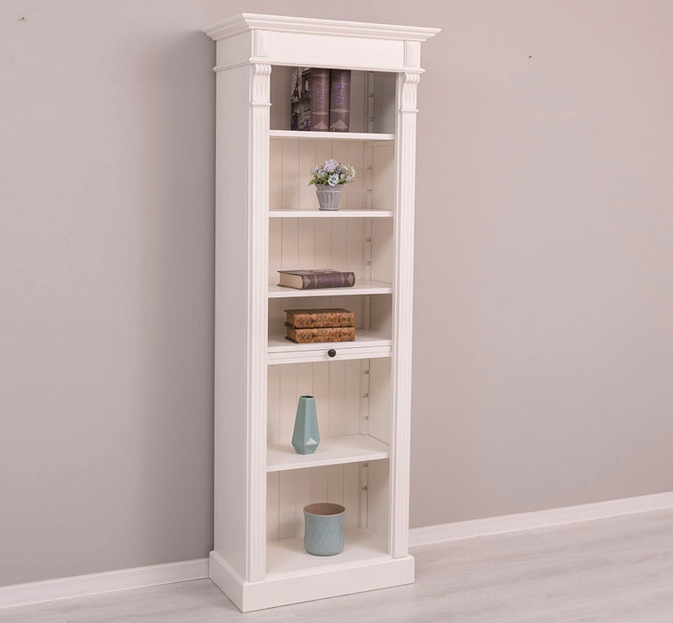 Schmales Landhausregal mit verstellbaren Regalböden