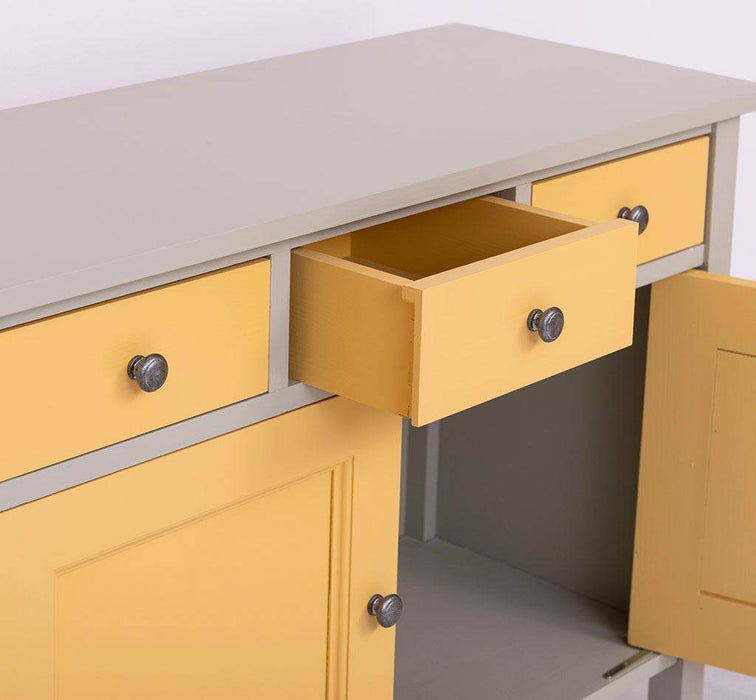 Sideboard aus Massivholz mit drei Schubladen -