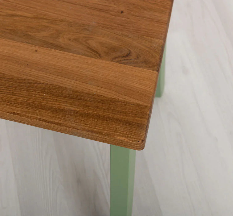 Stuhl aus Massivholz in verschiedenen Farben