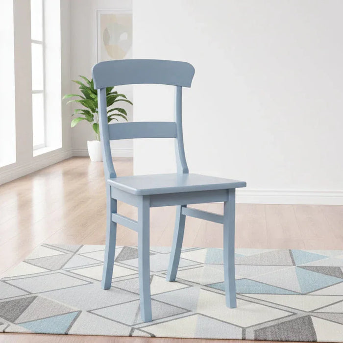 Stuhl aus Massivholz in verschiedenen Farben