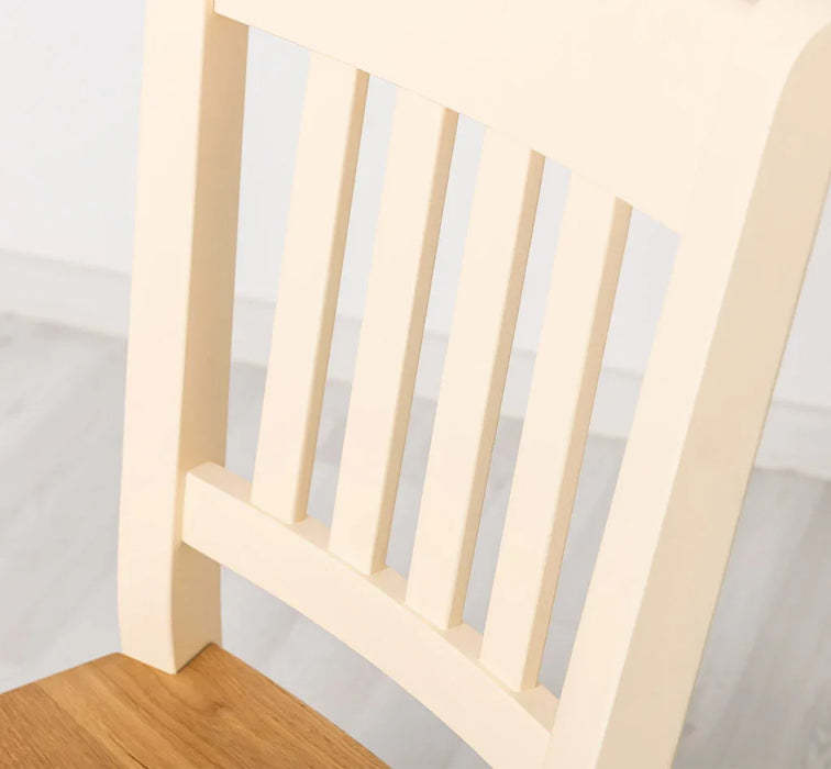 Esszimmerstuhl aus Massivholz mit Rückenlehne und Sitzfläche aus Eiche