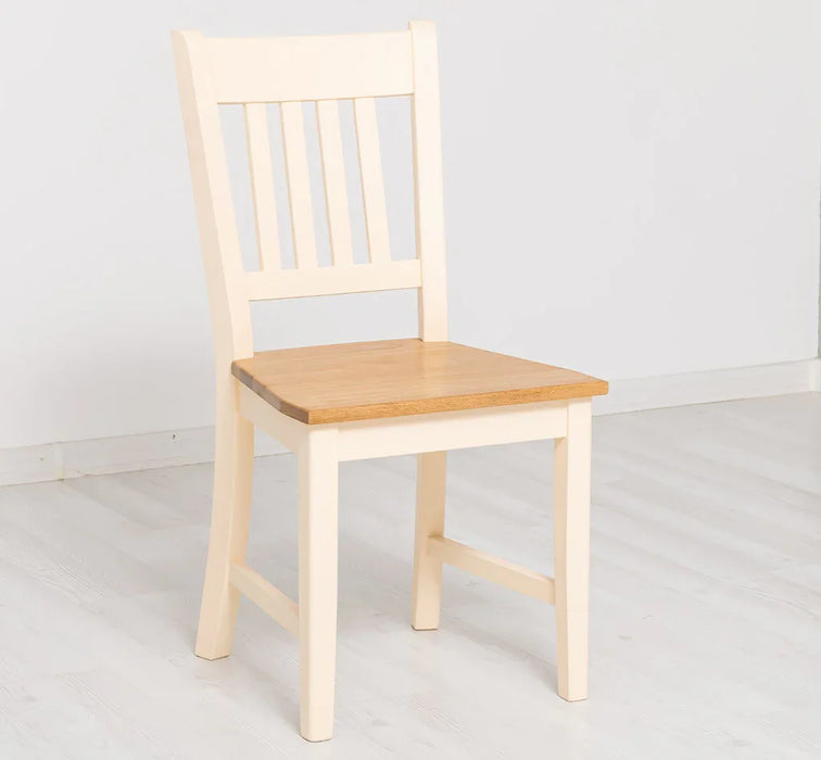 Esszimmerstuhl aus Massivholz mit Rückenlehne und Sitzfläche aus Eiche