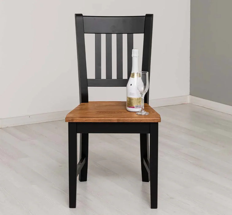 Esszimmerstuhl aus Massivholz mit Rückenlehne und Sitzfläche aus Eiche