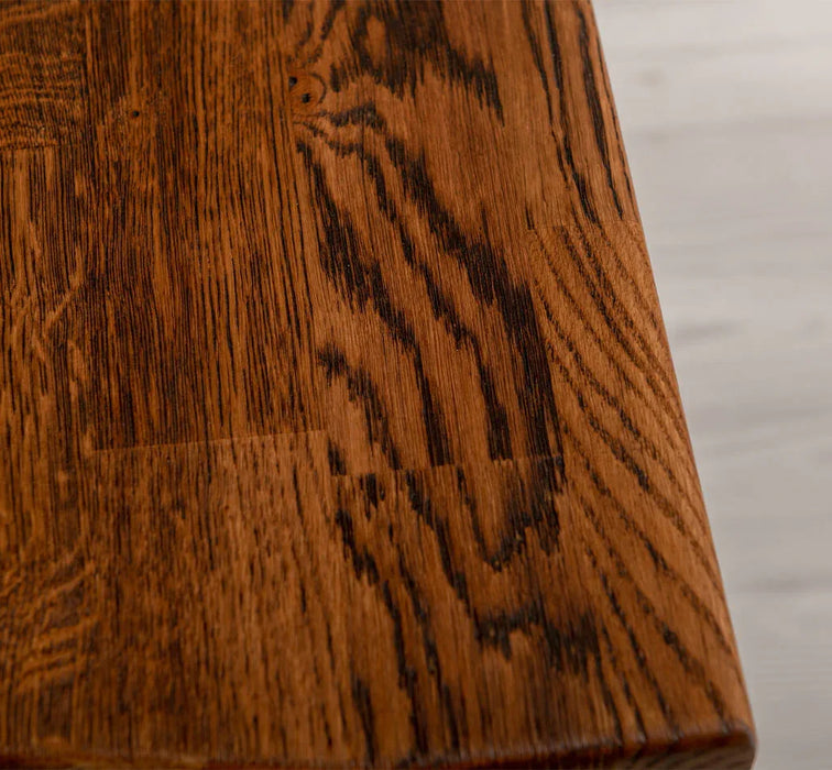 Esszimmerstuhl aus Massivholz mit Rückenlehne und Sitzfläche aus Eiche