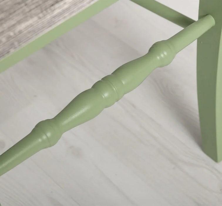 Stuhl aus Massivholz mit geschwungenem Bein