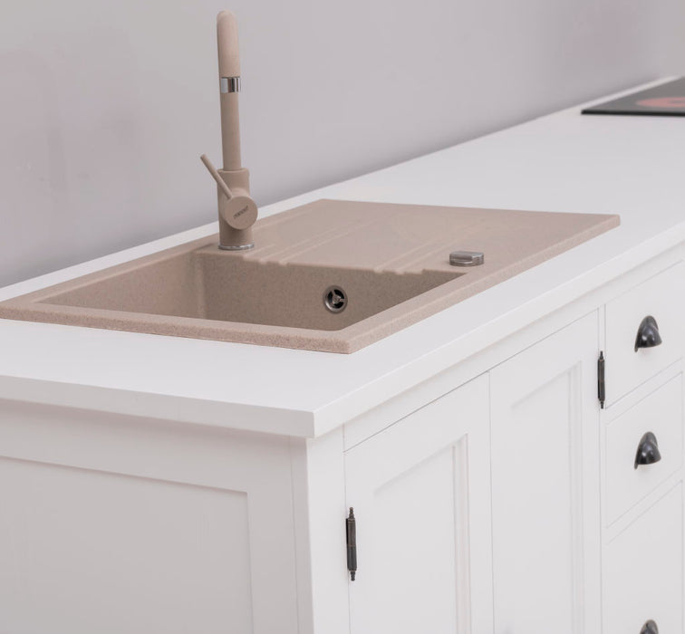 Vierteilige Küchenzeile aus Massivholz mit Hängeschrank in weiß