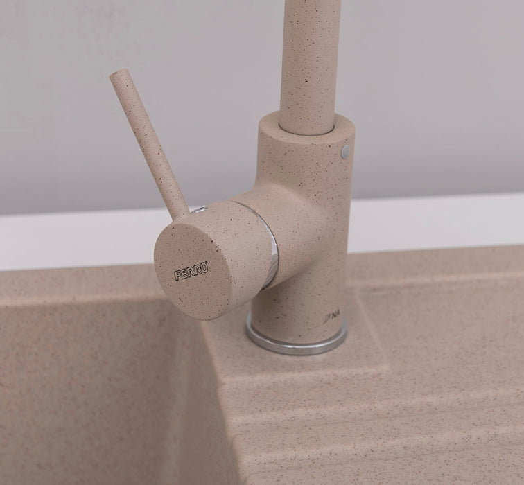 Vierteilige Küchenzeile aus Massivholz mit Hängeschrank in weiß