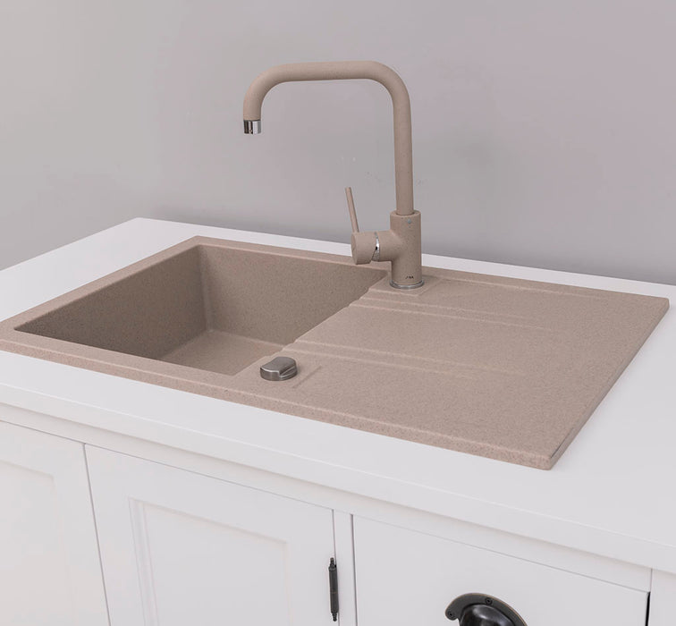 Vierteilige Küchenzeile aus Massivholz mit Hängeschrank in weiß