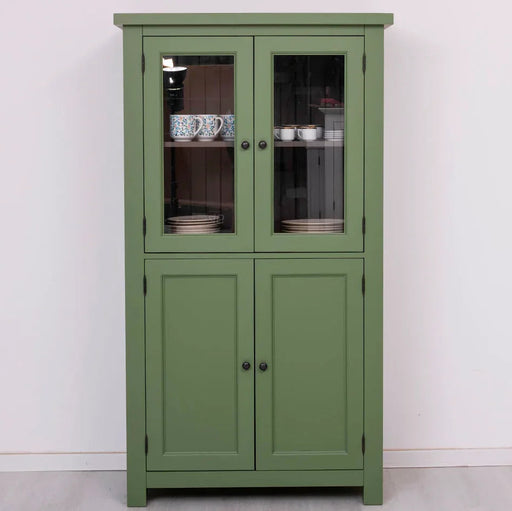 Viertüriger Küchenschrank aus Massivholz im Landhausstil