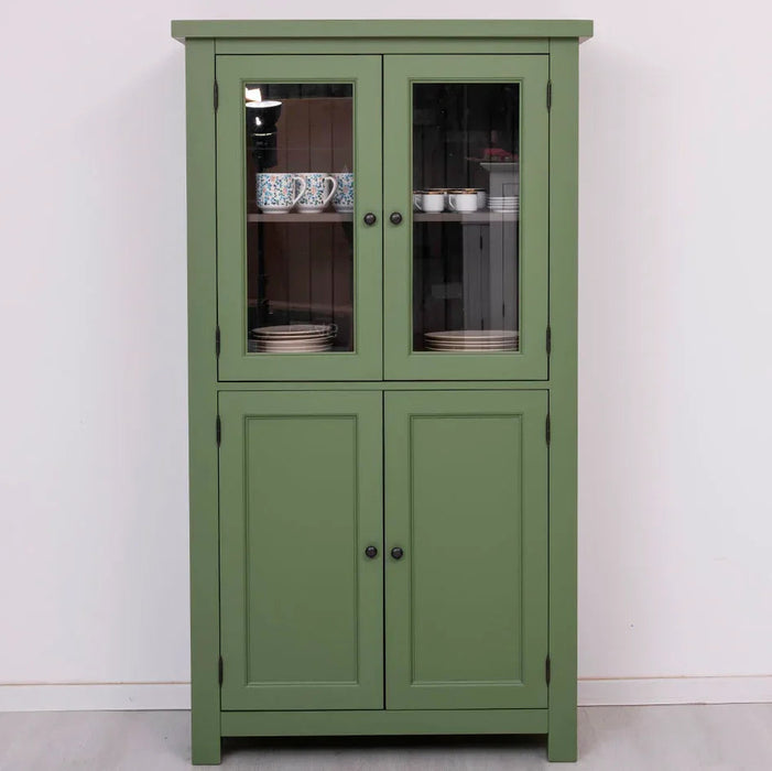 Viertüriger Küchenschrank aus Massivholz im Landhausstil