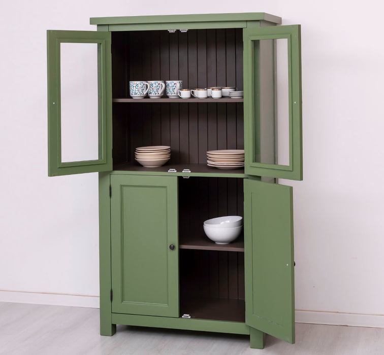 Viertüriger Küchenschrank aus Massivholz im Landhausstil