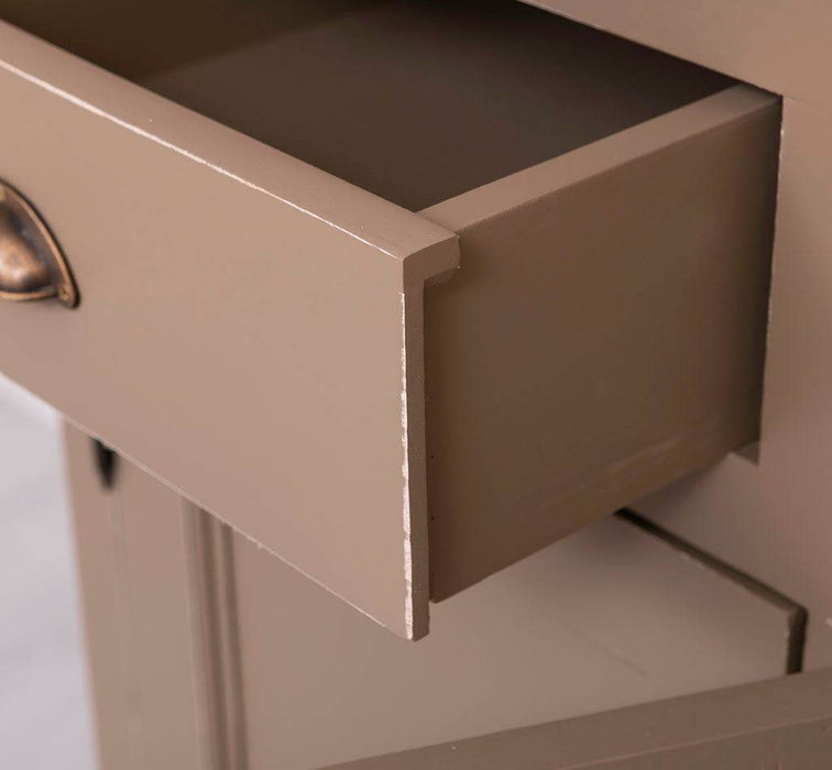 Viertüriges Sideboard aus Massivholz im Landhausstil -