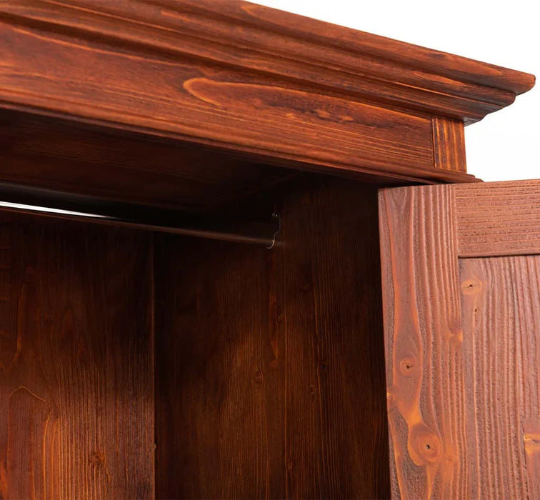 Vintage Kleiderschrank aus Massivholz im Landhausstil